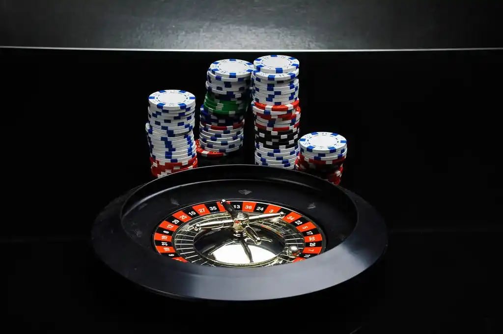 Người chơi Việt Nam tham gia bàn baccarat trực tuyến tại sảnh game 7msport qua điện thoại
